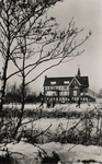 14890 Gezicht op de Vinkeveense Plassen in de sneeuw en schaatsers op het ijs te Vinkeveen; met op de achtergrond de ...